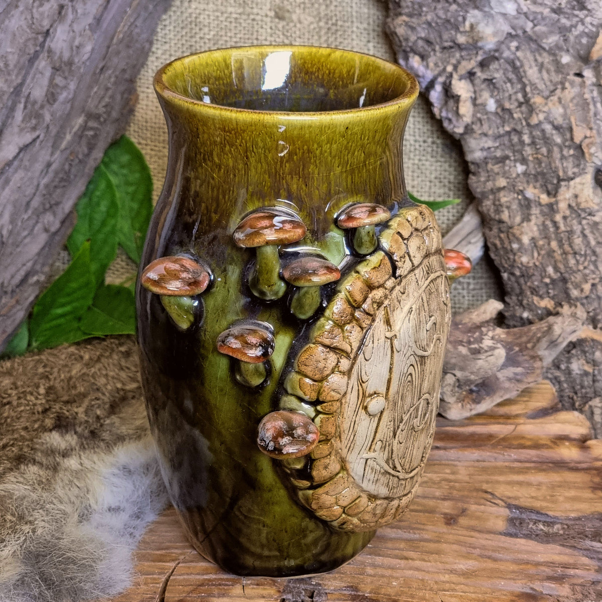 Vaas met Hobbit Deur en Paddenstoelen NR. 4345