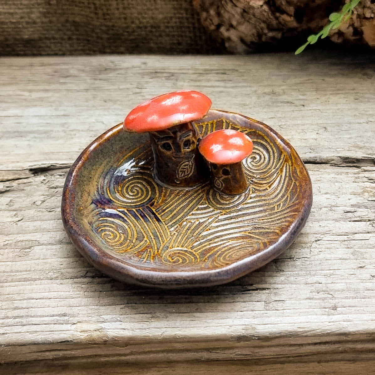 Schaaltje met Paddenstoelen NR. 2237